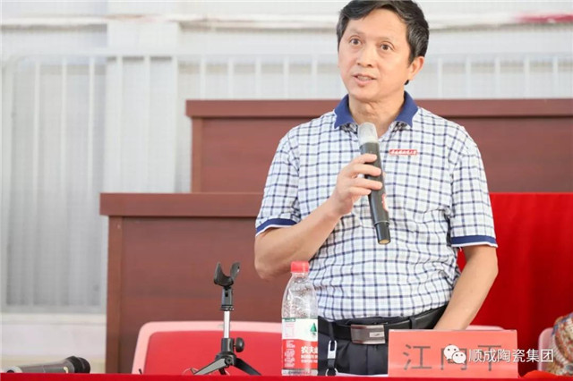 景德鎮陶瓷大學材料學院黨委書記江向平致辭