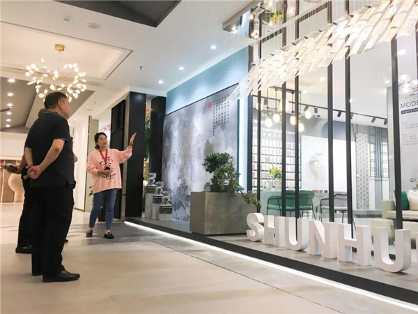 考察團一行參觀順輝丹青館&現代仿古館