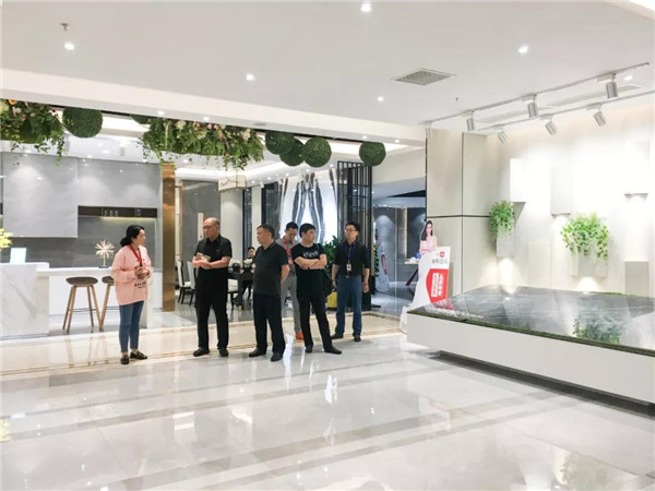 考察團一行參觀順輝丹青館&現代仿古館