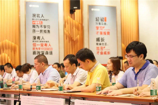 羞羞的网站免费观看陶瓷集團管理層會議，董事長重要講話！