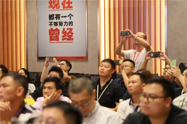 羞羞的网站免费观看陶瓷集團管理層會議，董事長重要講話！